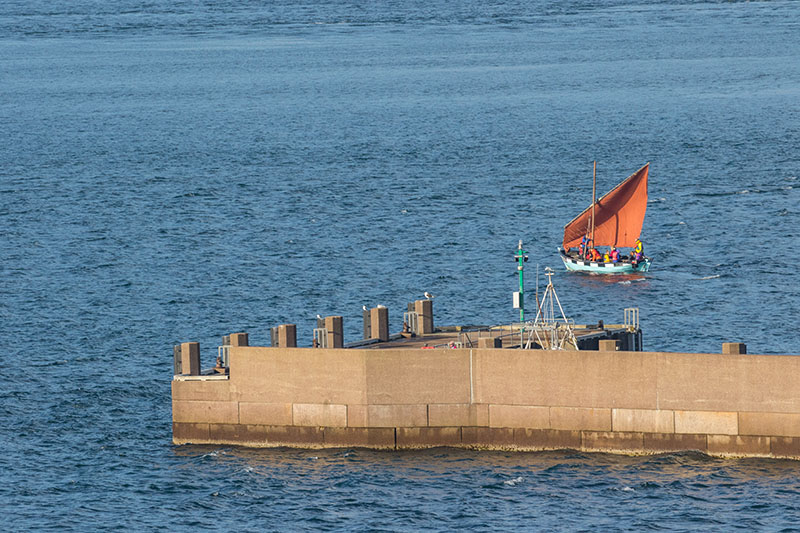 Ein Segelschiff sticht in See