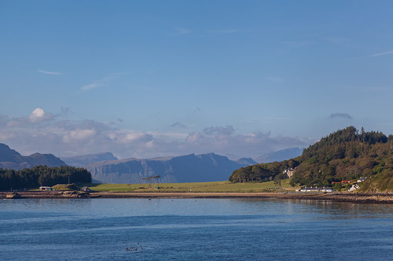 Unser Hotel spitzt zwischen den Bäumen hindurch