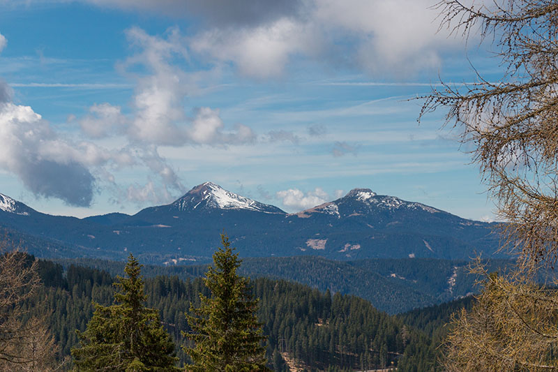 Zwischendurch geben die Wolken die umliegenden Gipfel frei