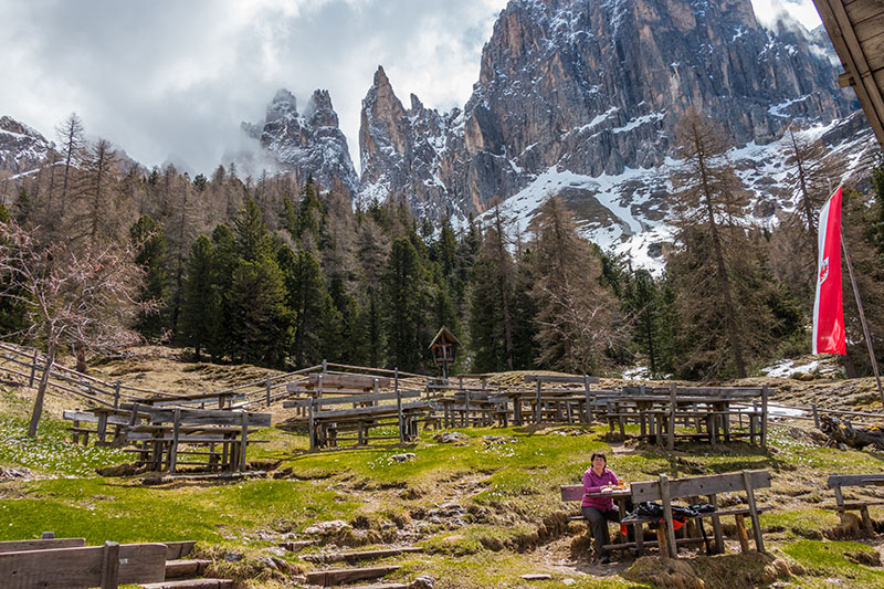 Die bewirtschaftete Hütte ist noch geschlossen, doch wir haben eigene Brotzeit dabei