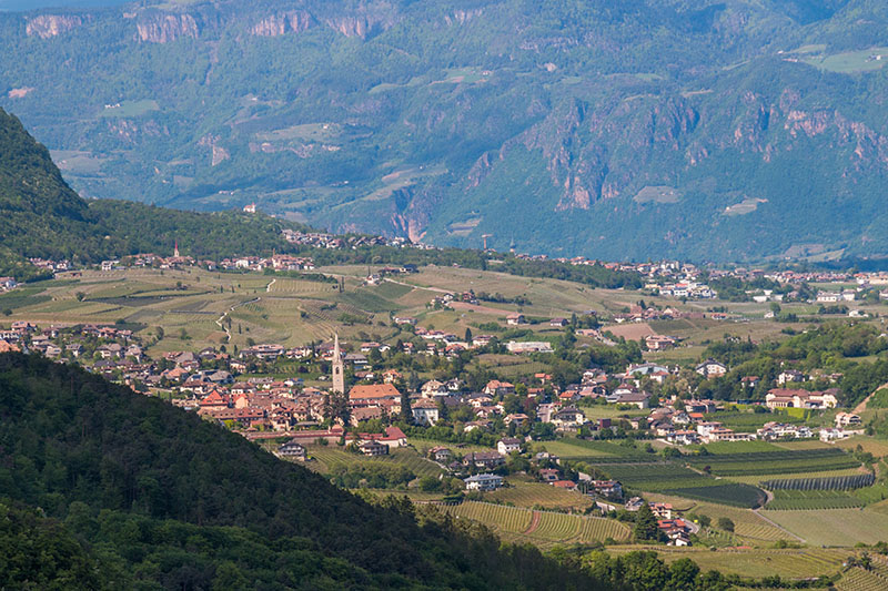 Dort hinten liegt Kaltern und links neben der Kirche ...