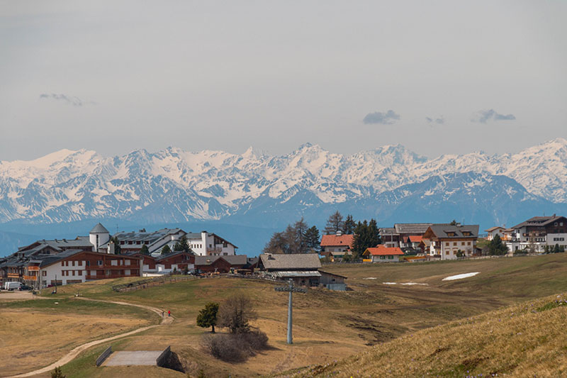 Kompatsch vor Bergkulisse