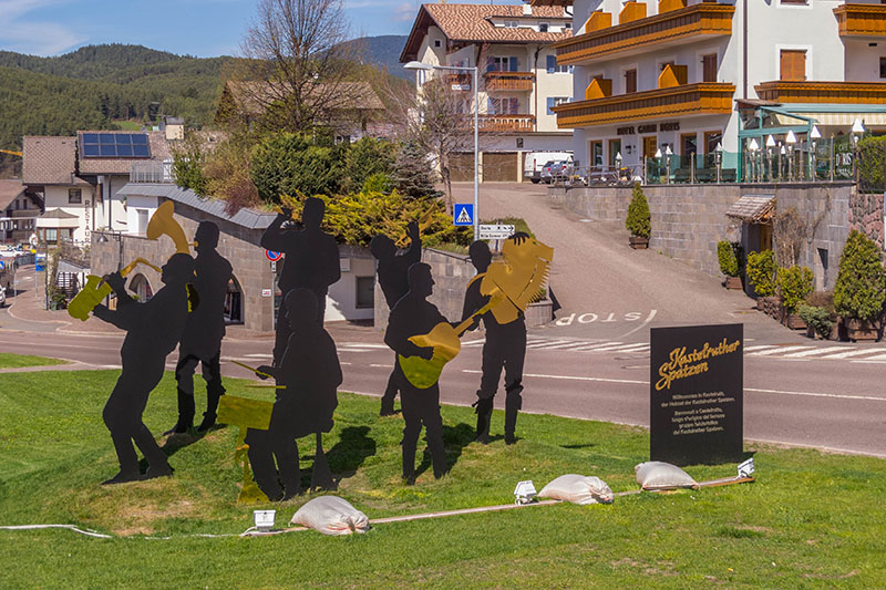 Skulpturen der Kastelruther Spatzen ...