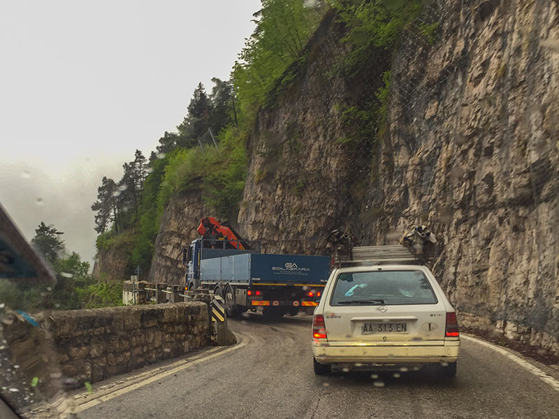 ... zwischen 10 und 15 km/h liegt die Geschwindigkeit, mit der wir den Berg hinauf schleichen