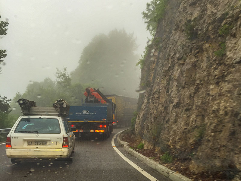 Auf dem Weg zum Start am Mendelpass: Die Nerven werden durch einen 40-Tonner erheblich strapaziert ...