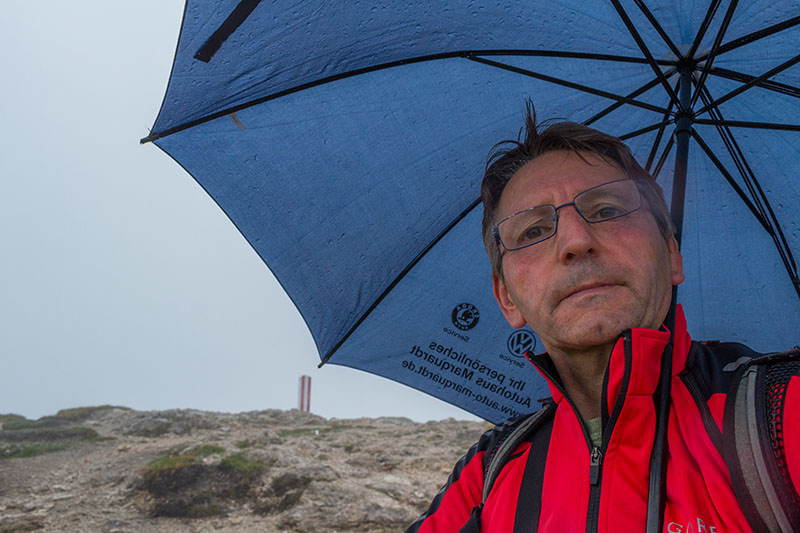 Hinter mir kann man die Gipfelstehle erkennen, aber da oben war es mir zu windig und der Abgrund zu tief ;-)