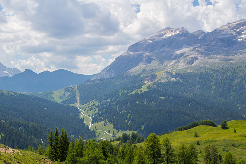 Dort unten ist die Straße zum Passo Campolongo