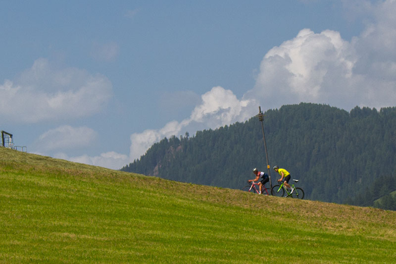 Blick aus dem Hotelfenster: Radler auf der Katzenmauer, 19 % Steigung!