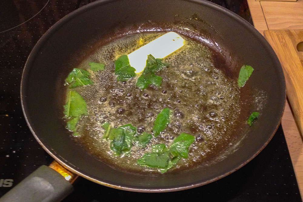 Butter und Salbei in eine Pfanne geben ...