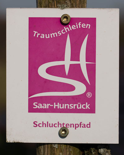 Kennzeichnung der Premiumwanderwegs "Schluchtenpfad"