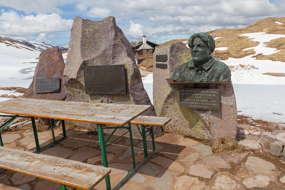 Hinter der Hütte steht das Denkmal des Dichters Alfredo Paluselli