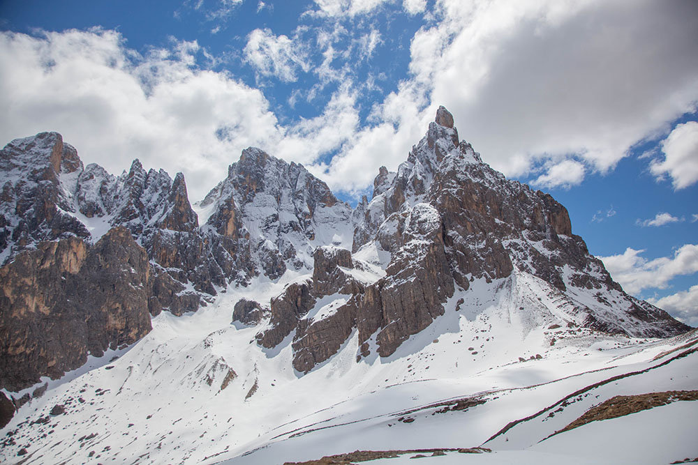 Die umgebenden Berge erheben sich majestätisch in die Höhe