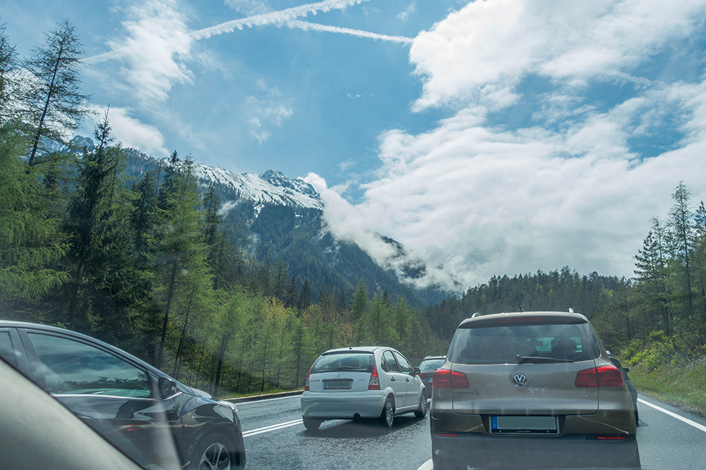 Am Fernpass wird der Vorwärtsdrang durch Stau gebremst :-(