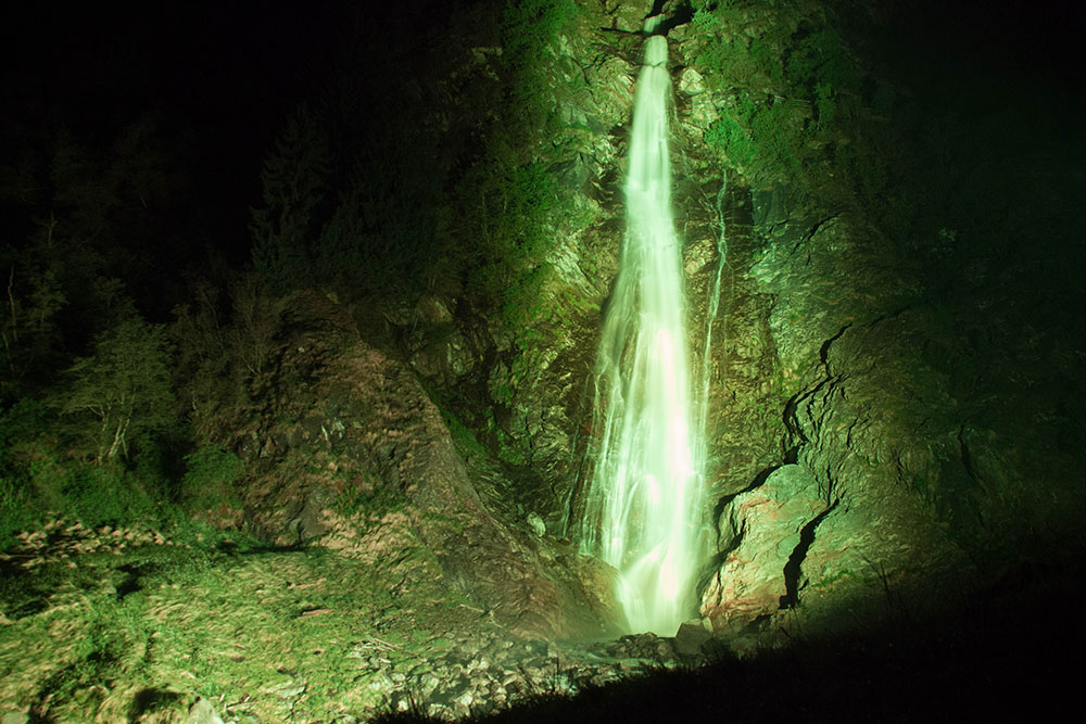 Der Partschinser Wasserfall wird mit verschiedenfarbigen Lampen angestrahlt ...