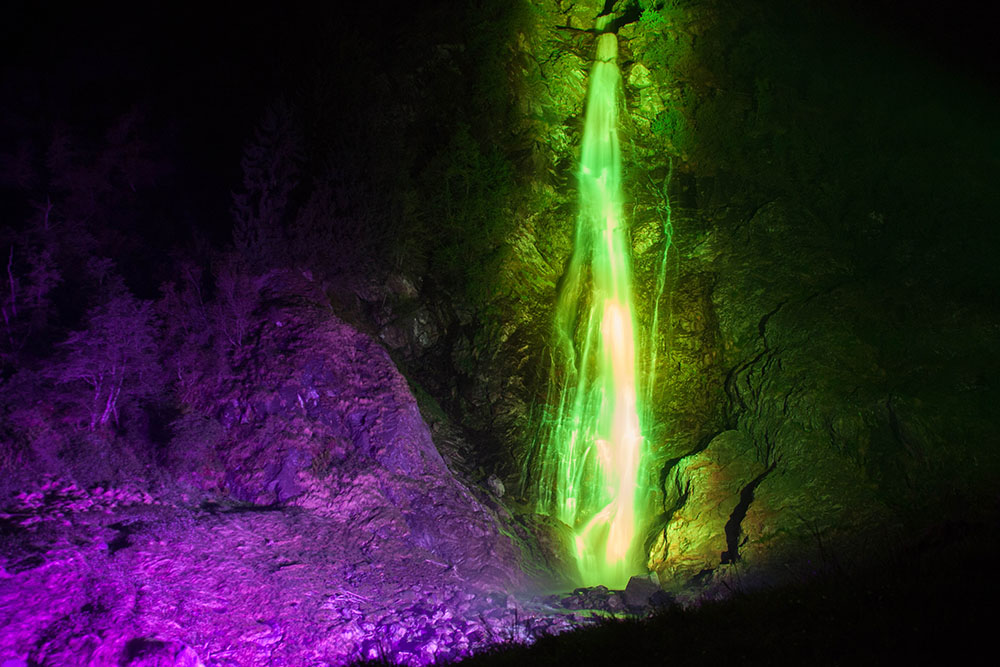 Der Wassserfall war auch gleichzeitig mehrfarbig angestrahlt ...