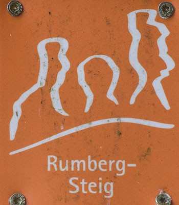Kennzeichnung des Premiumwanderwegs Rumberg-Steig