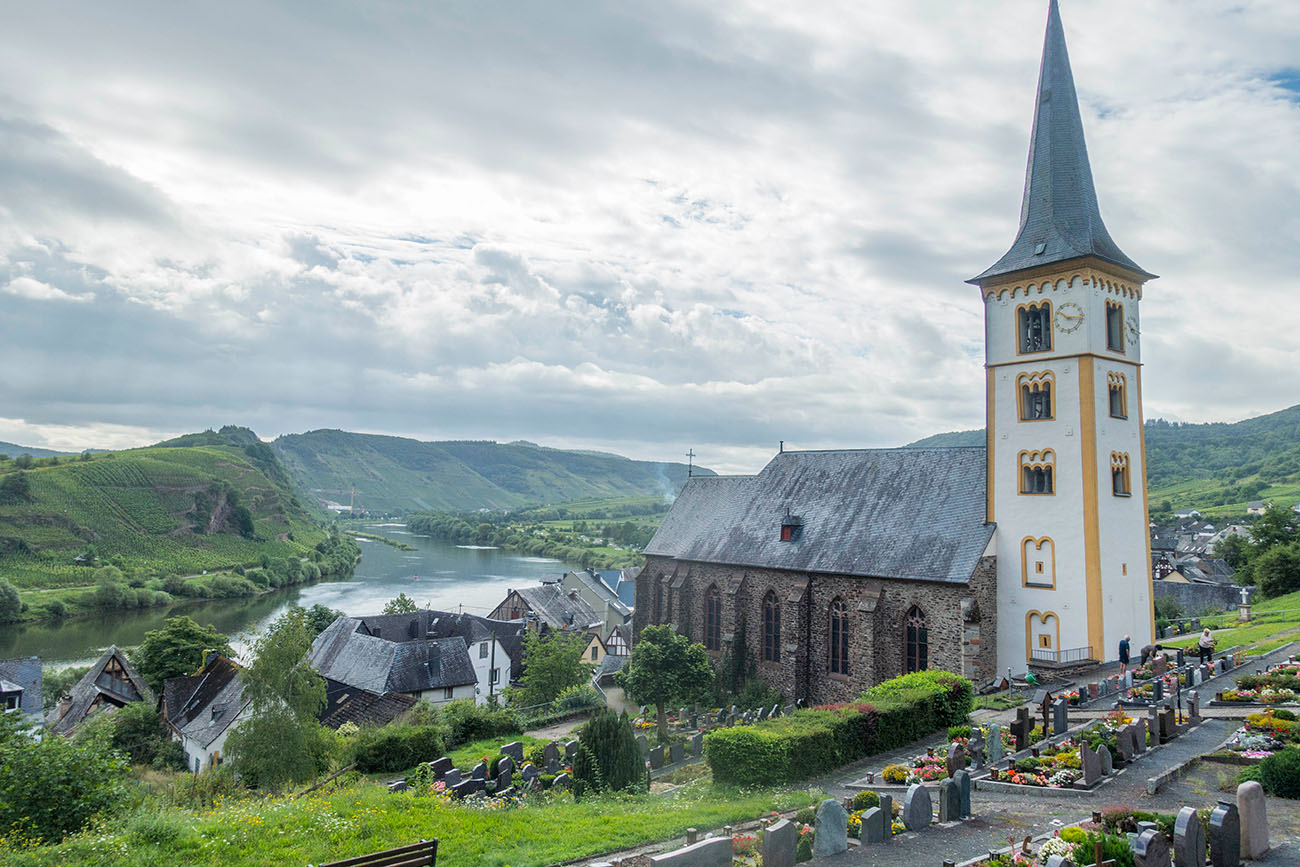 Kirche von Bremm mit Moselblick 