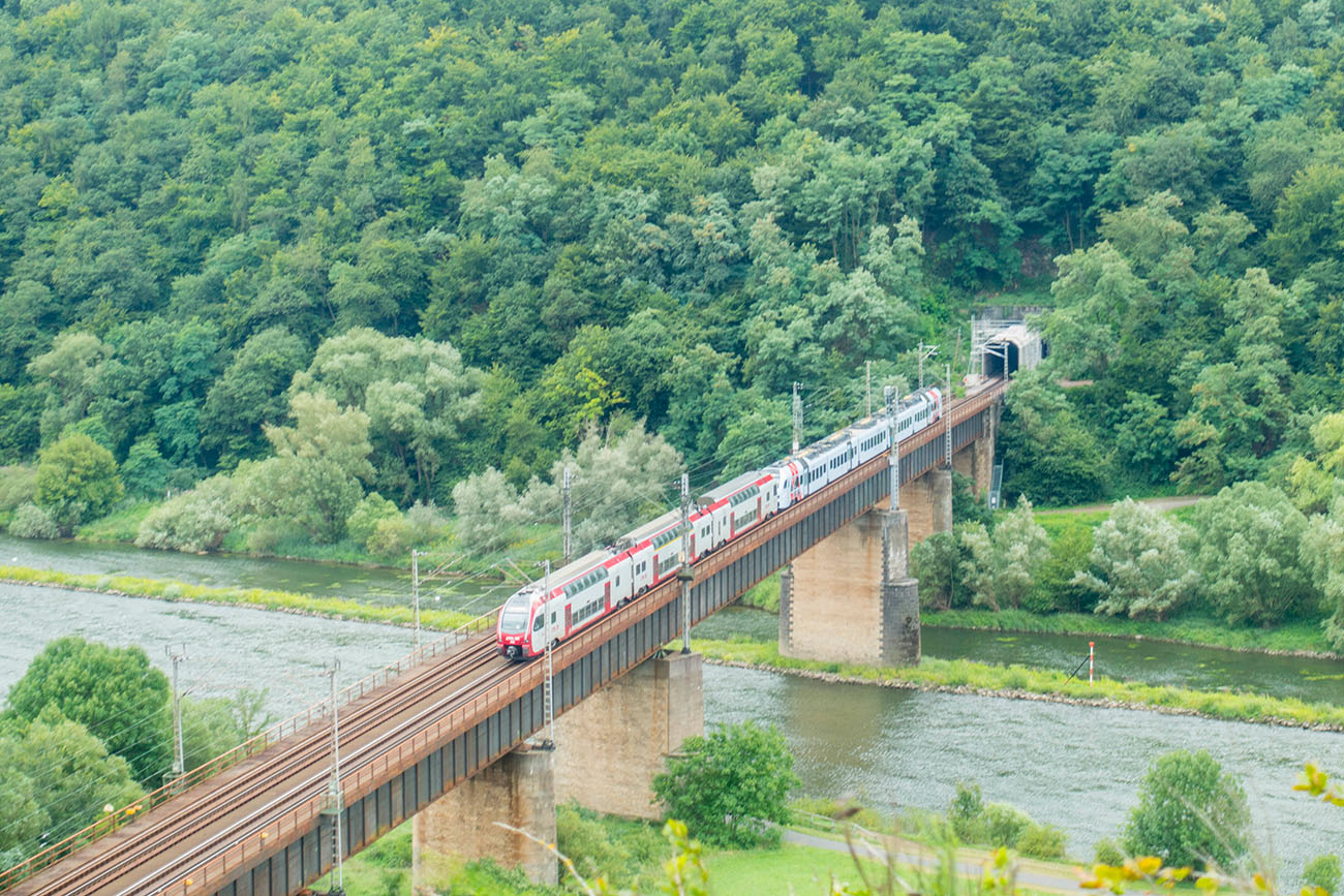 Zug über der Mosel 