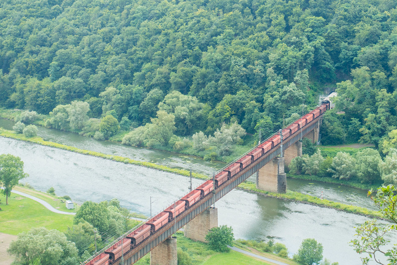 Güterzug über der Mosel 