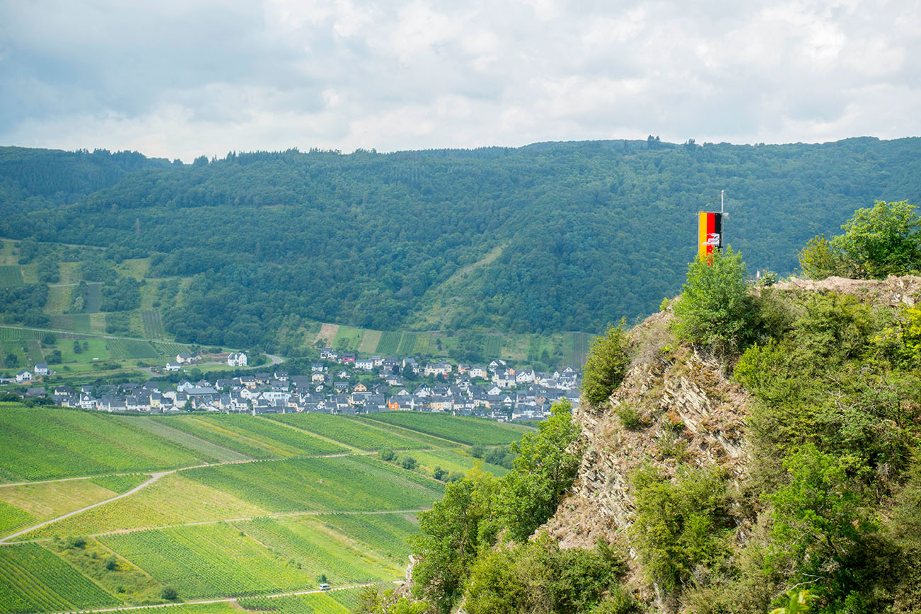 Fahne beim Aussichtspunkt "Todesangst" 