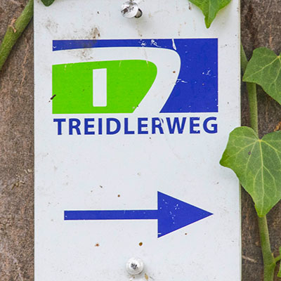 Kennzeichnung des Premiumwanderwegs Treidlerweg