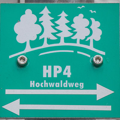 Kennzeichnung des Hochwaldwegs