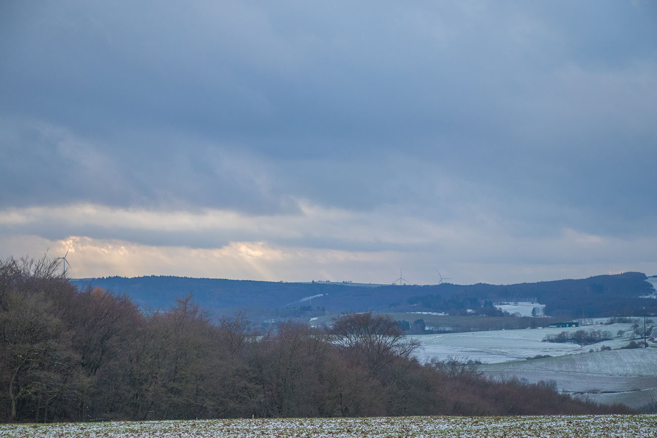 Einige Sonnenstrahlen brechen durch die Wolken 