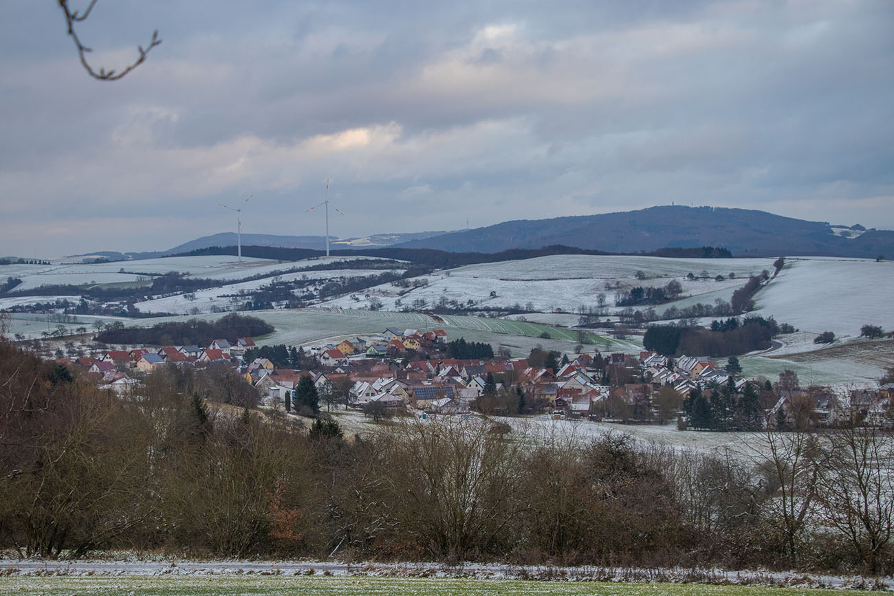 Eine Ortschaft duckt sich in einem Tal 
