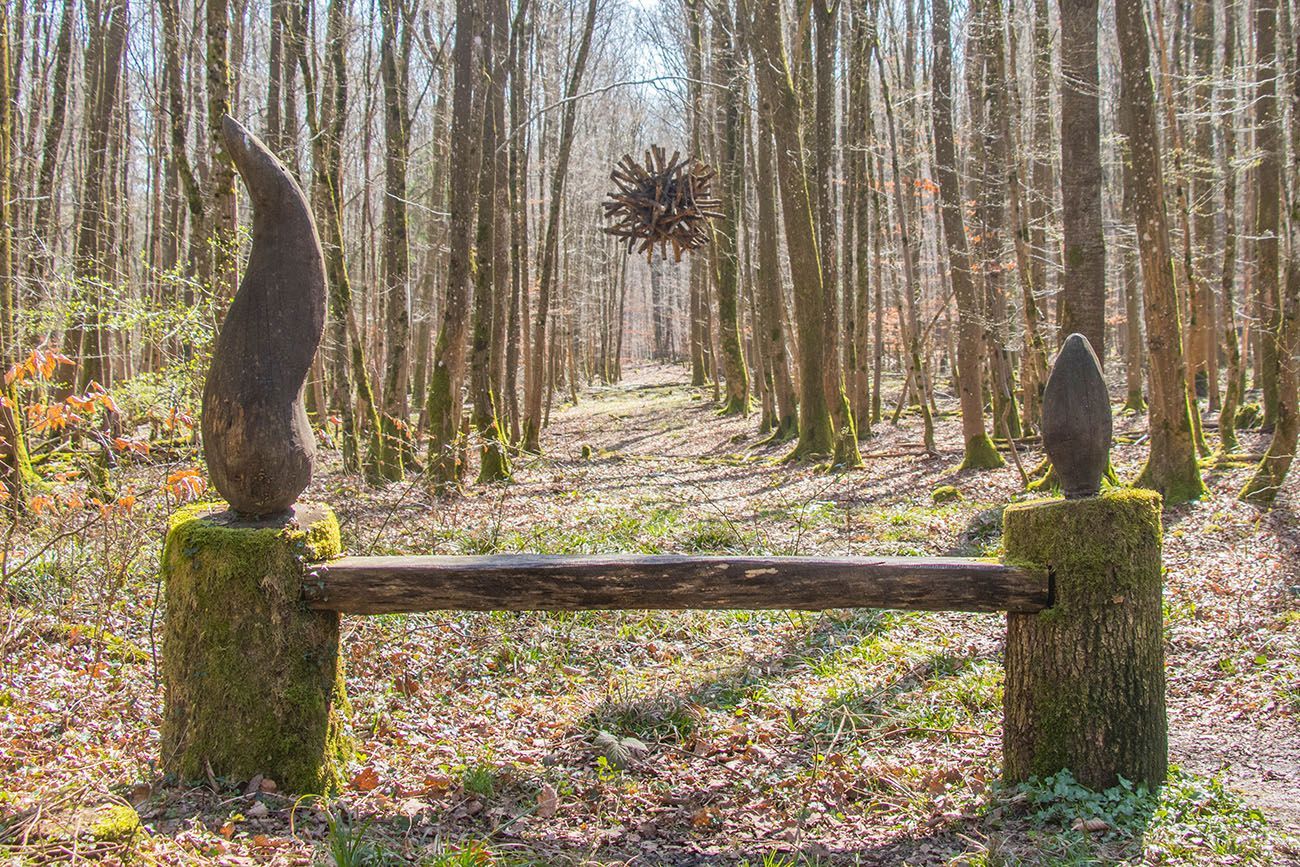 Es gibt am Weg immer wieder etwas zu entdecken, z. B. die Boule, von Raimund Maria Herzog