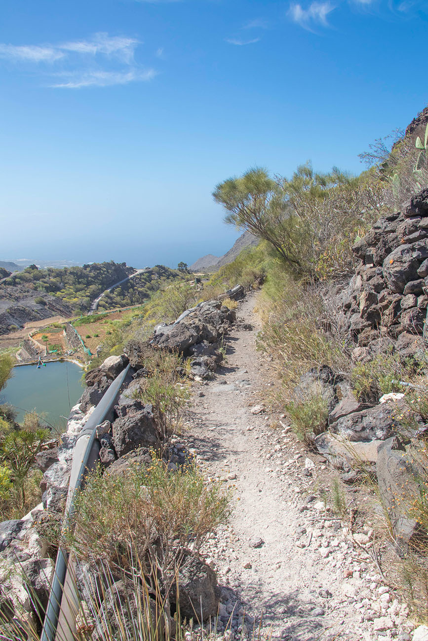 Schmaler Pfad am Abgrund 