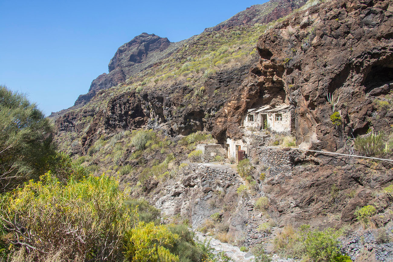 Verfallene Hütte aus den Tunnelgräberzeiten 