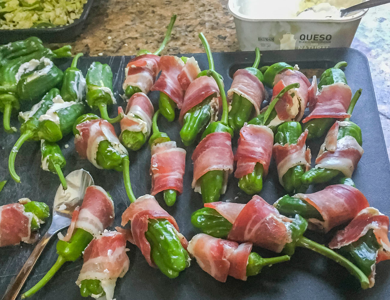 Am Abend: Beilage zum Grillfleisch, gefüllte Jalapeños