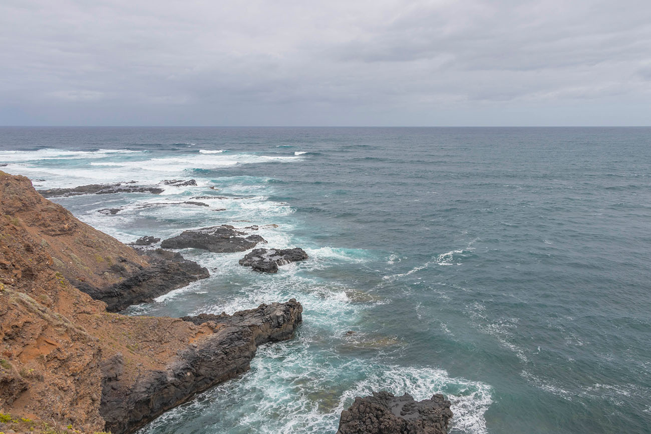 Zunächst verläuft der Weg an der Küste von Punta del Hidalgo entlang ... 
