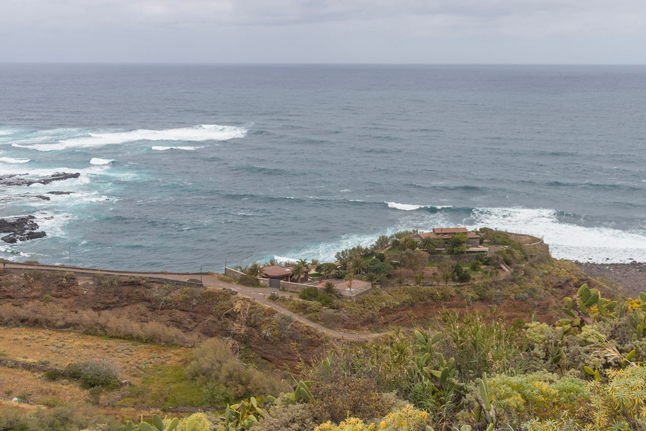 Blick zurück zu einem schön gelegenen Haus am Meer 