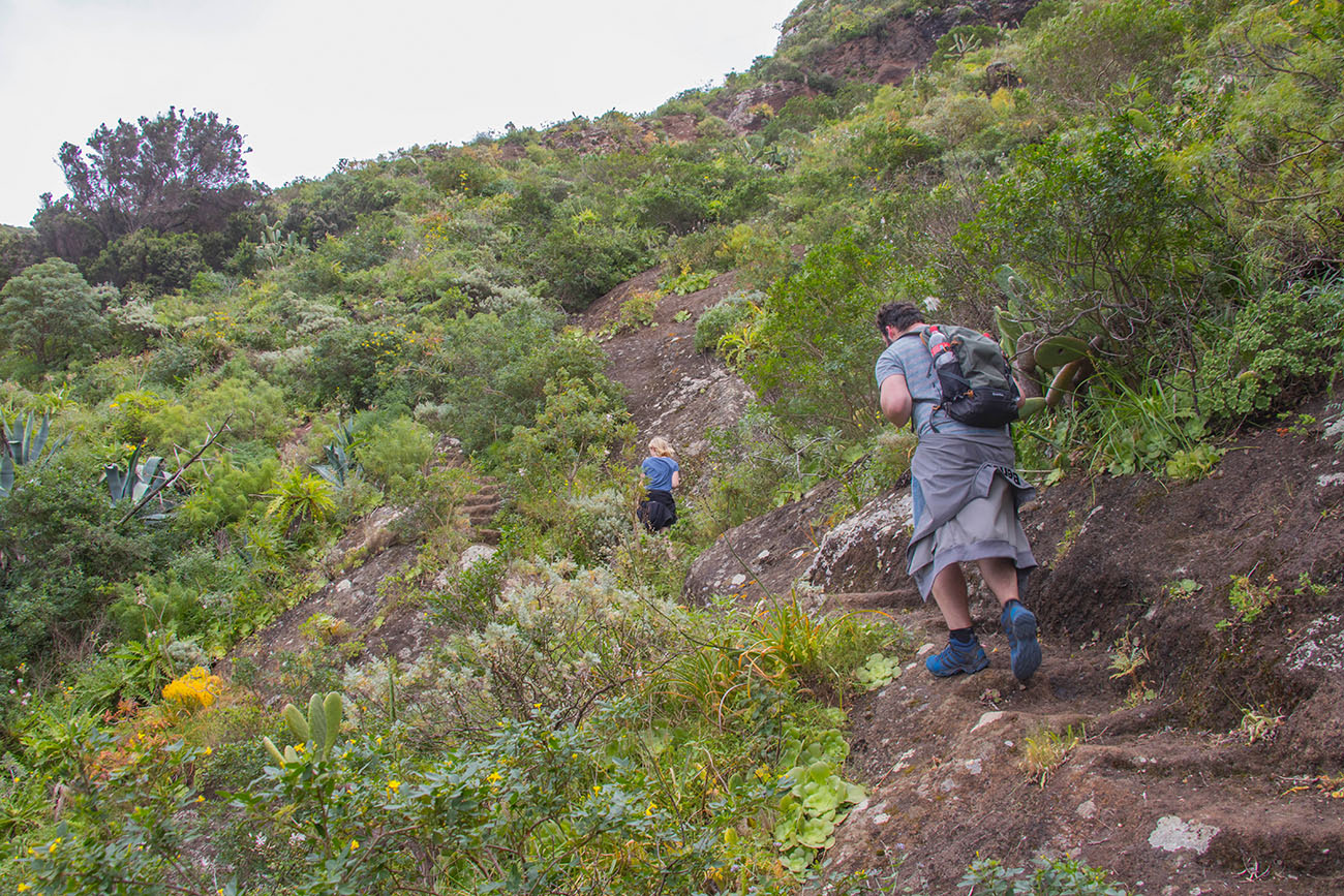 Grobe Stufen erleichtern etwas den Weg 