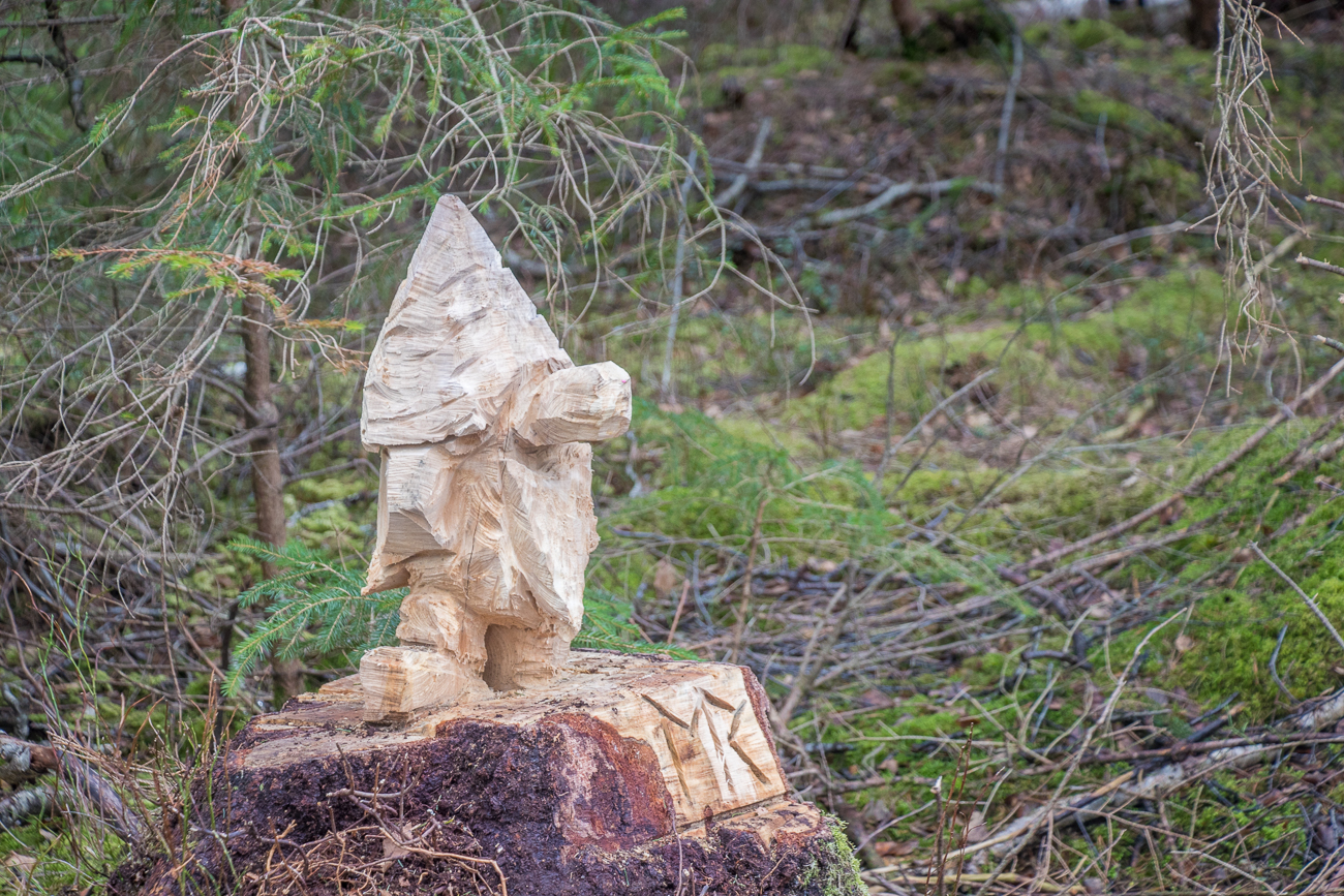 Schnitzereien entlang des Wanderweges