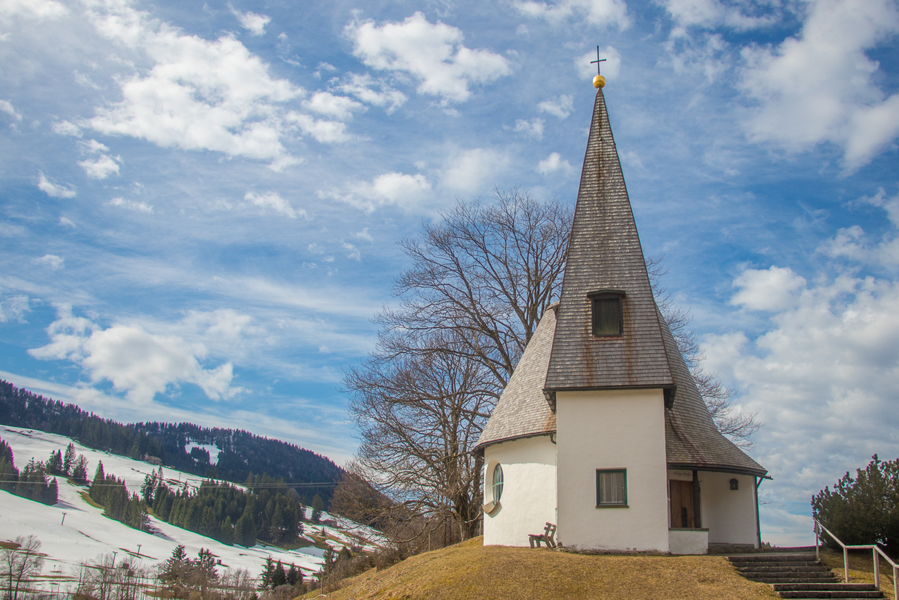Anfahrt nach Scheidegg: Bruder Klaus Kapelle auf dem Hochplateau Hagspiel