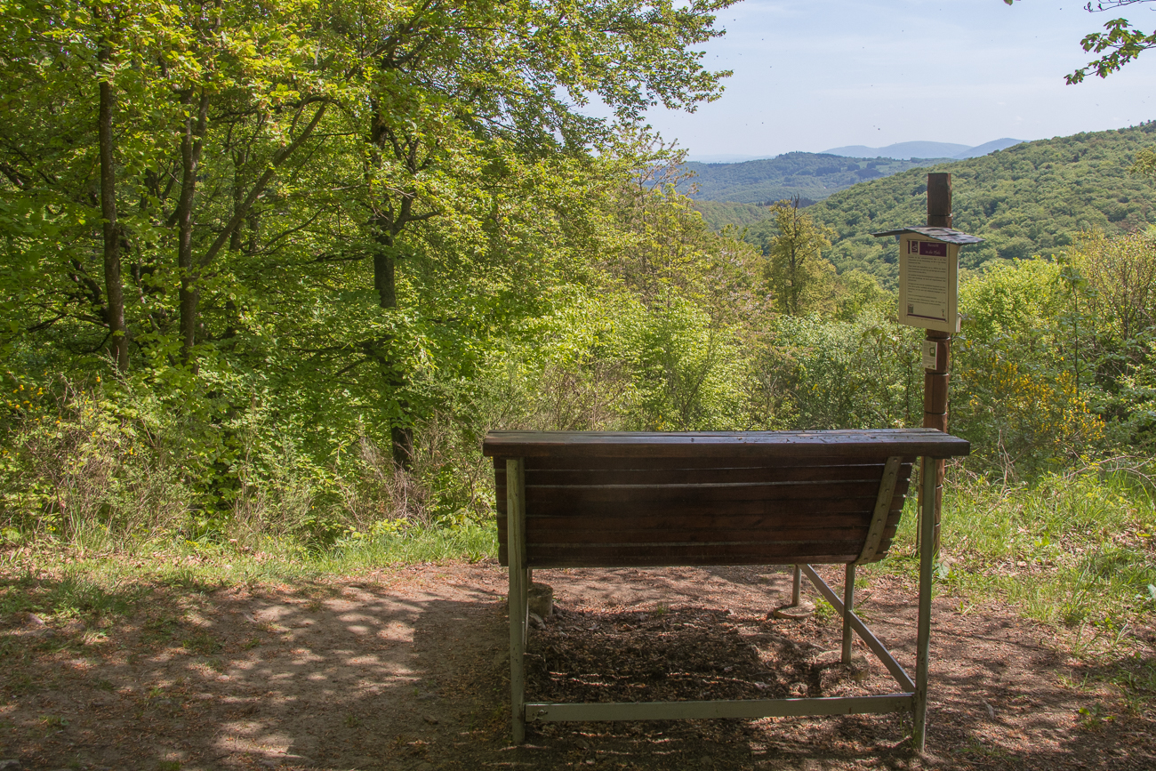 Aussichtspunkt mit Sinnenbank 