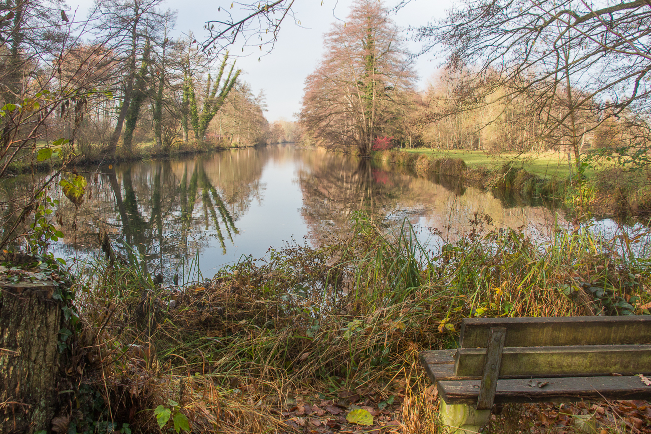Hier lässt es sich rasten, auch wenn die Bank nass ist