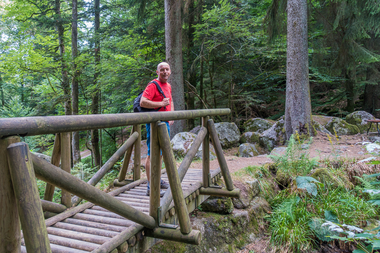 Auf einer von mehreren Brücken