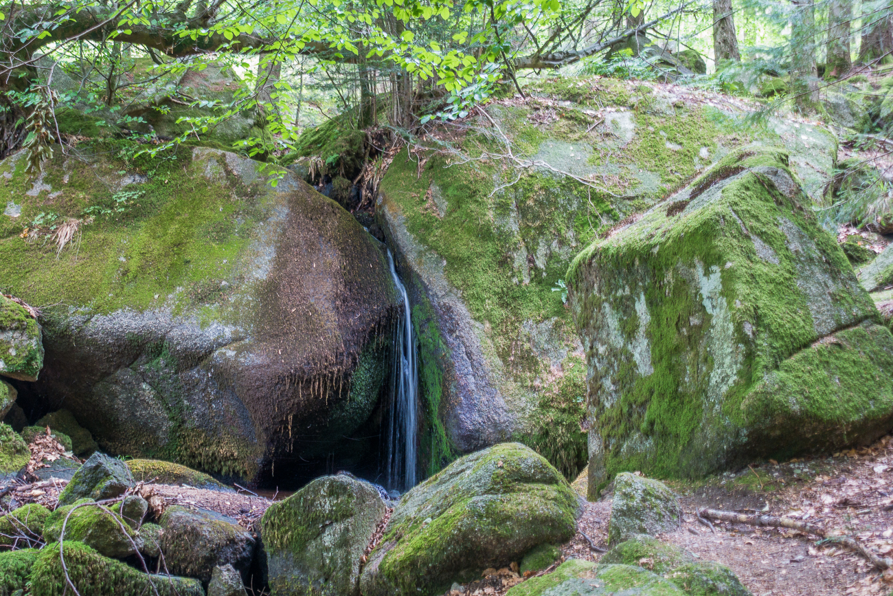 Zwischendurch ergießt sich mal ein anderer Bach durch die Felsen