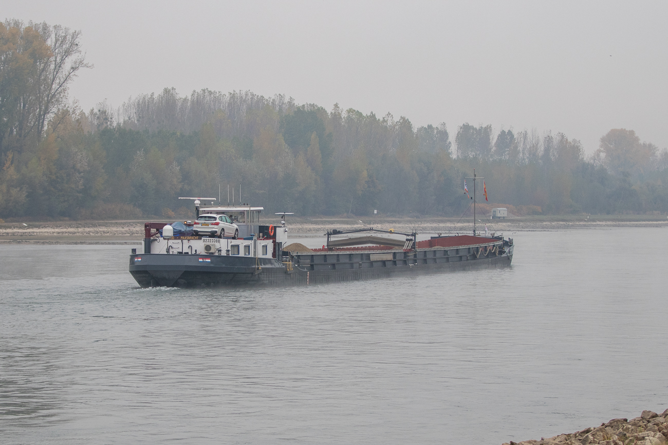 Trotz Niedrigwasser wird noch per Schiff transportiert