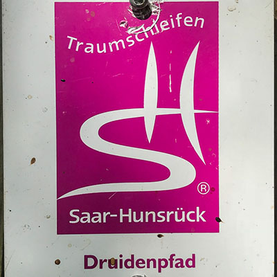 Kennzeichnung des Premiumwanderweges Druidenpfad