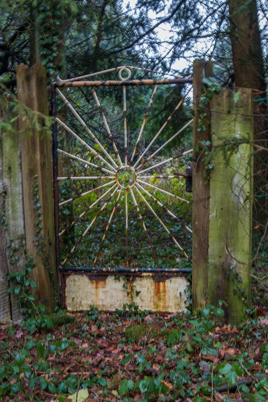 ... entdecken wir ein altes Tor