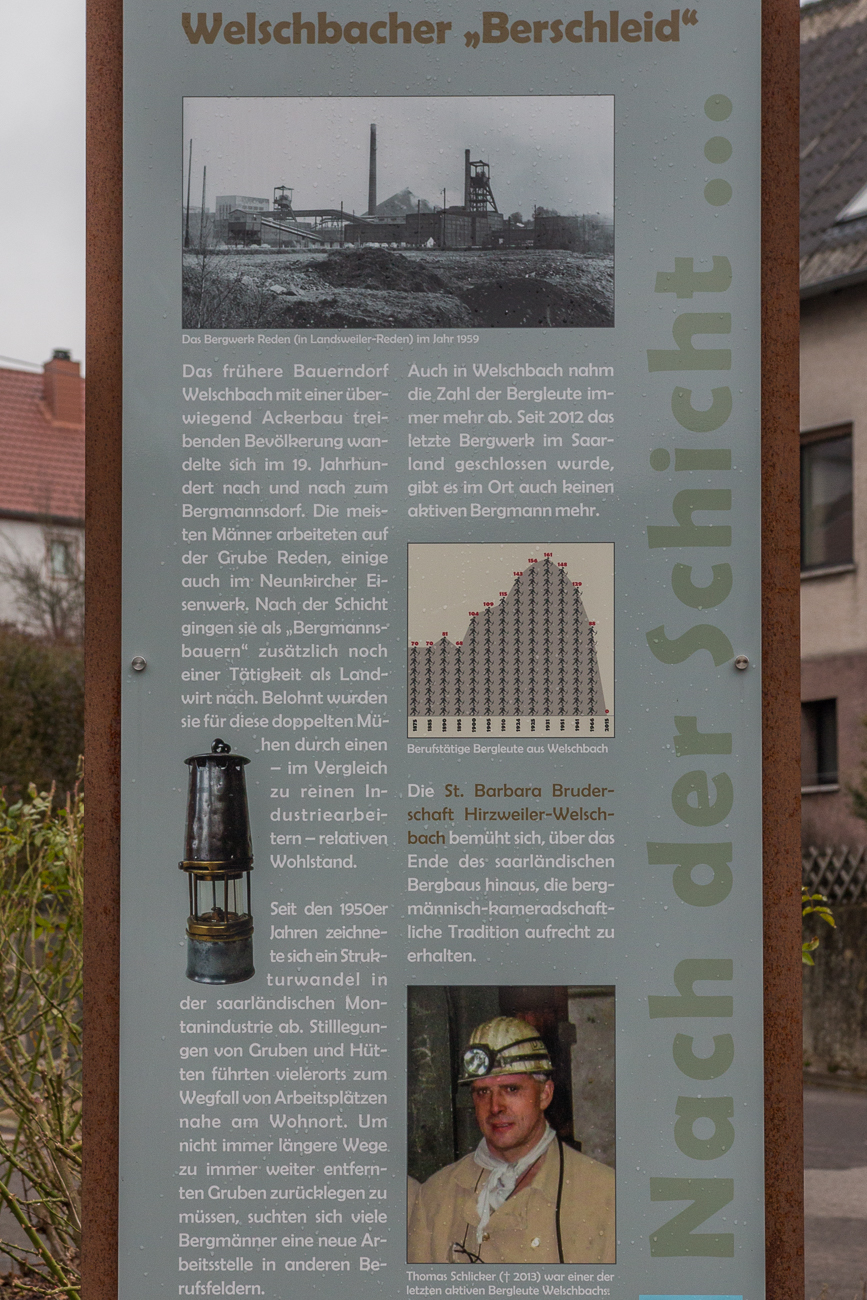 ... neben dem Schild mit der Beschreibung