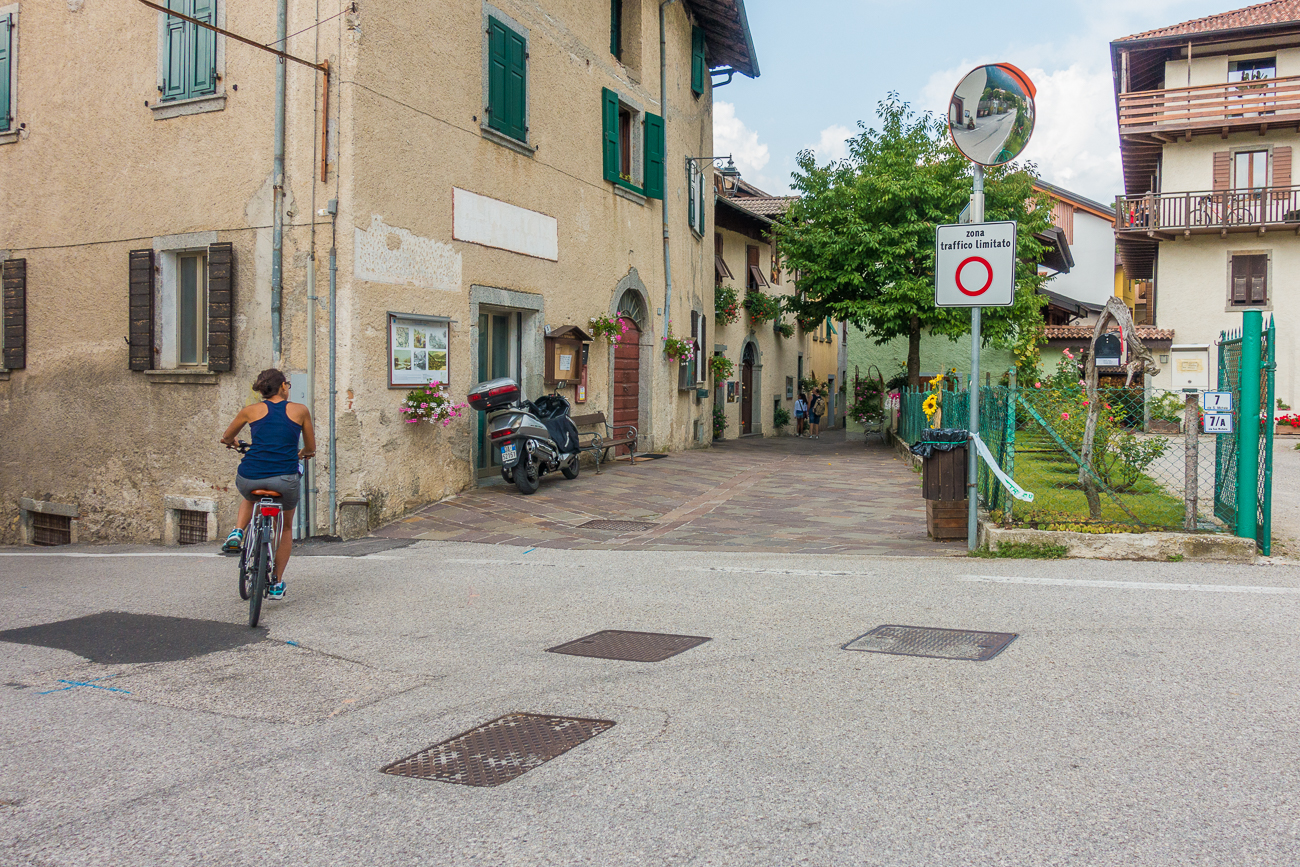 Im Örtchen Mezzolago