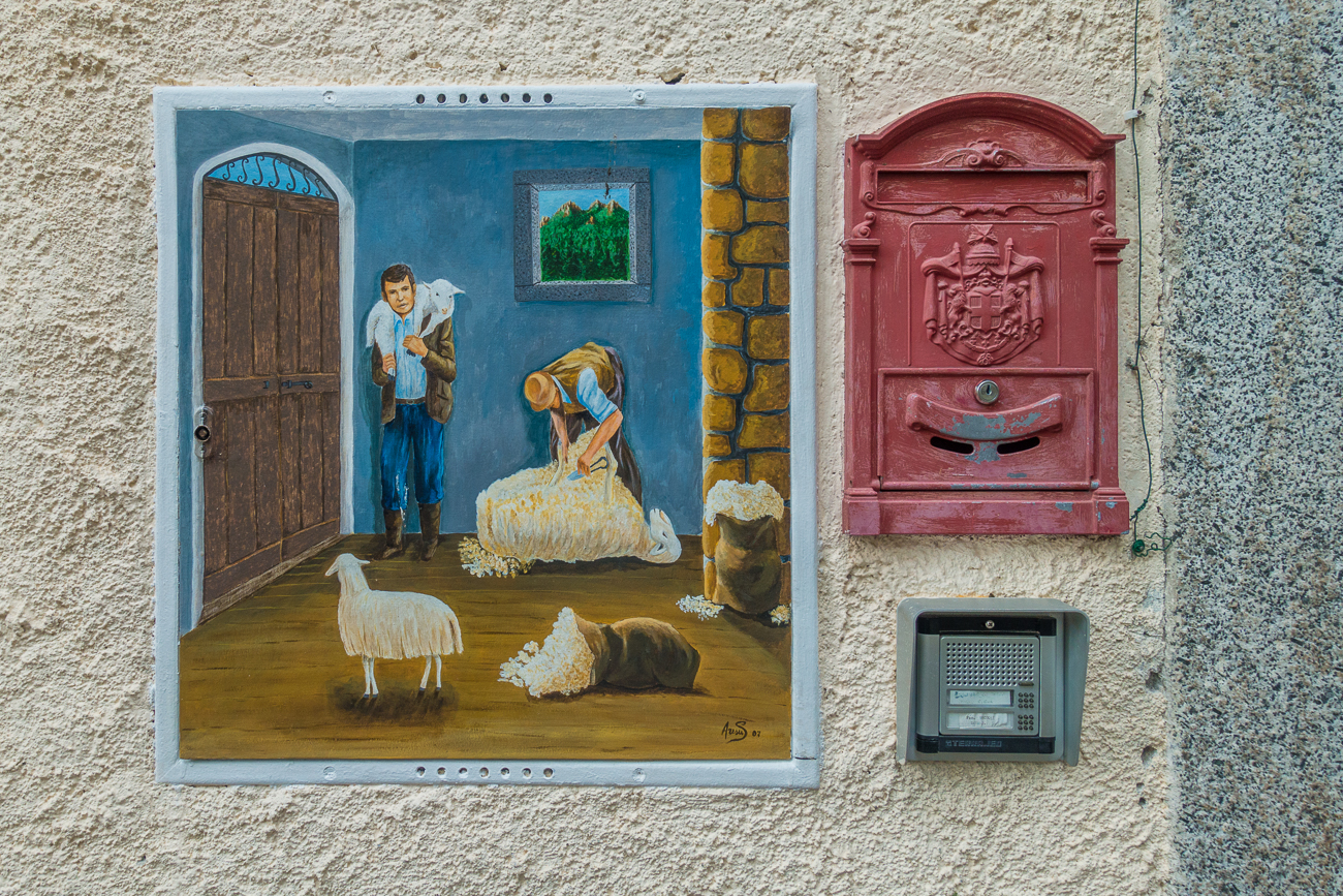 An den Häuserwänden gibt es zahlreiche Bilder zu bestaunen