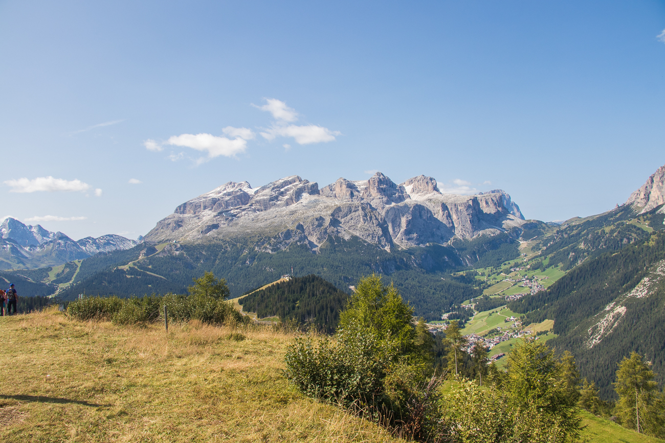 Von r nach l: Torre Bornech (2.495 m), Torre Colfosco (2.395 m), Dent de Mezdi (2.881 m), Boeseekofel (2.913 m), Zwischenkofel (2.908 m), Eisseespitze (3.009 m), Le Ponte (2.779 m)