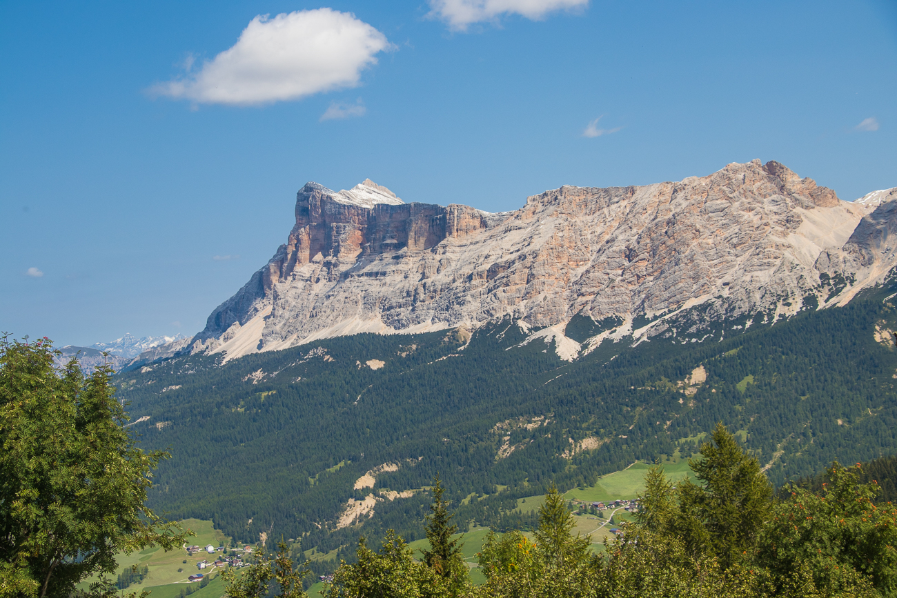 Von l nach r: Piza de les Nu (2.968 m), Piza de les Diesc (3.026 m), Heiligkreuzkofel (2.907 m), Piz di Zuber (2.718 m)