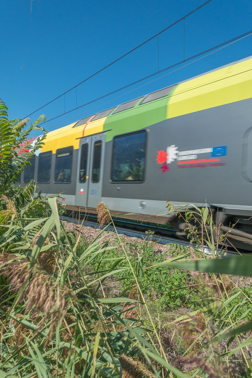 An den Bahnschienen entlang radeln wir Richtung Bozen